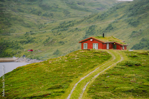 Foto Norwegian wooden summer house overlooking scenic lake, Norway, Scandinavia