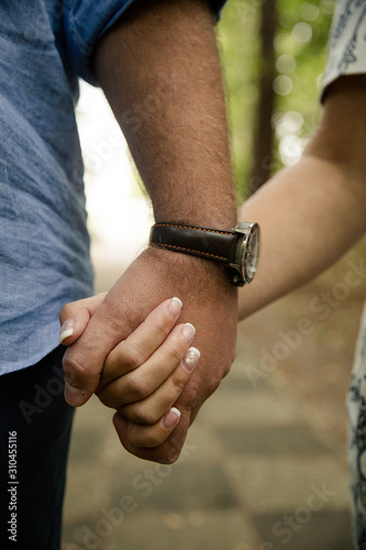 Mann und Frau halten Händchen