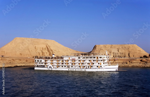 Kreuzfahrtschiff vor demTempel von Abu Simbel photo