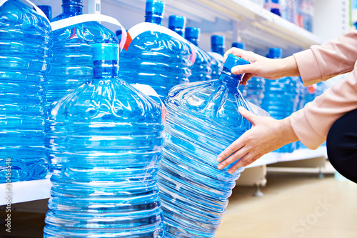 Foto Bottles of drinking water for dispenser in store
