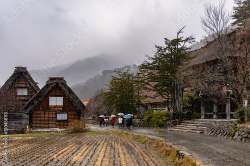 雨の白川郷、合掌造りの町並み