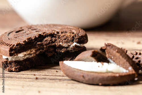 close de dois biscoitos redondos de chocolate e um recheio doce sabor baunilha. photo