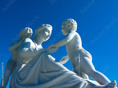 Weiße Statue Mutter mit Kinder im öffentlichen Park