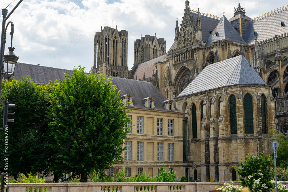 Obraz premium Katedra Notre Dame w Reims we Francji. Pałac Tau - historyczna rezydencja arcybiskupów Reims