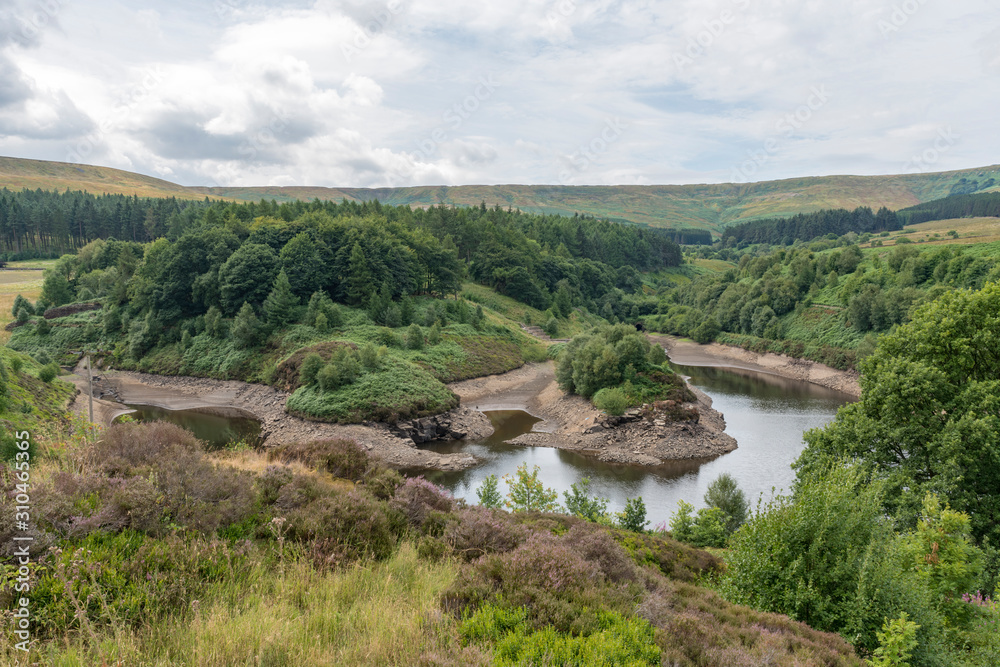 Obraz premium Ramsden Reservoir near Holmfirth during the summer