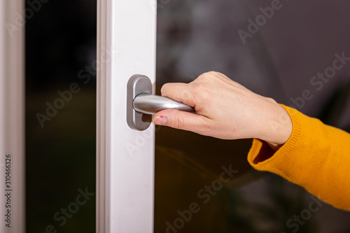 Canvas-taulu Woman opens the window to ventilate