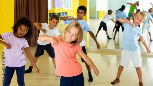 Fototapeta Naklejka Na Ścianę i Meble -  Gymnastics lesson in elementary school