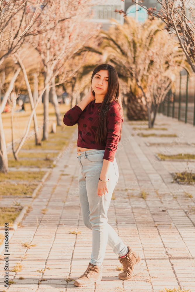 Mujer en sendero en pleno otoño Mujer en sendero en pleno otoño