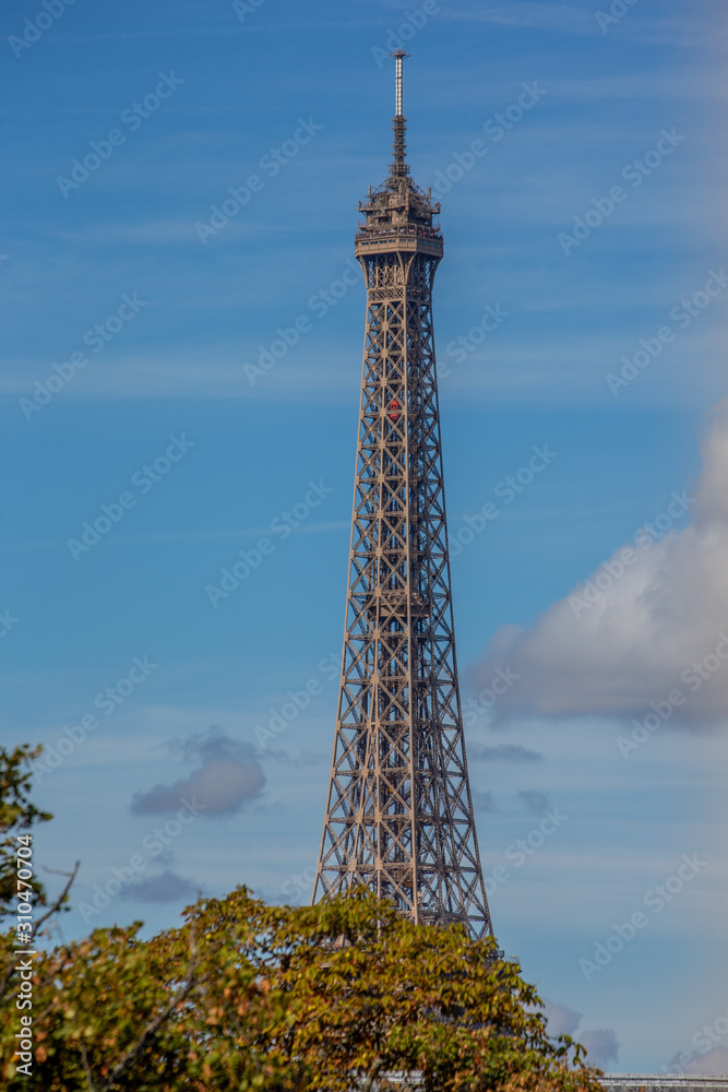 LA TOUR EIFFEL LA TOUR EIFFEL