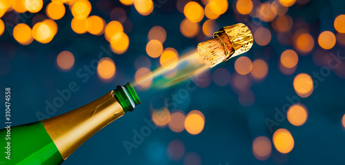 Champagnerflasche vor unscharfem Hintergrund an Silvester