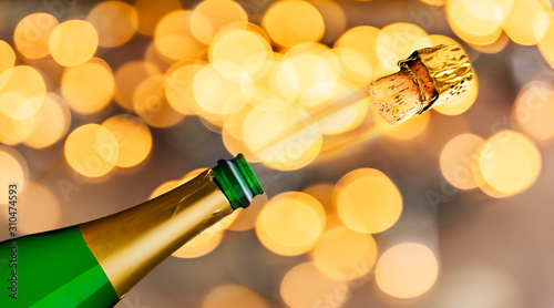 Champagnerflasche vor unscharfem Hintergrund an Silvester