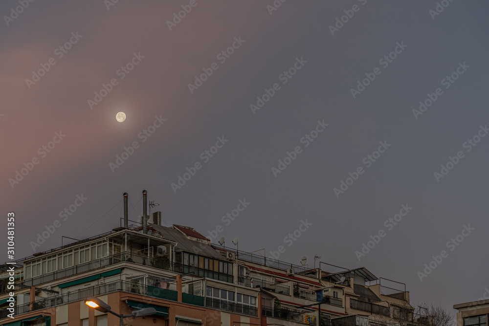 Luna sobre edificio de apartamentos en Barcelona Luna sobre edificio de apartamentos en Barcelona