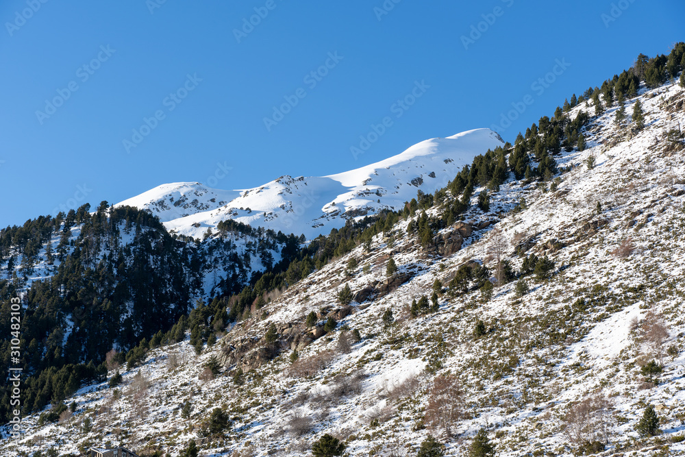 Paisajes y montañas nevadas en Andorra