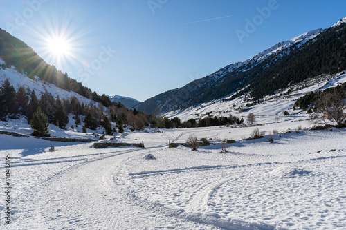 Paisajes y montañas nevadas en Andorra