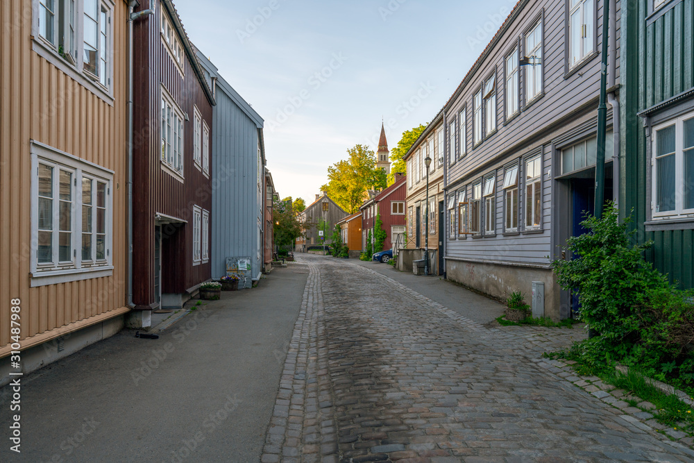 Obraz premium Colorful wooden buildings near Nidelva river in the city of Bakklandet/Trondheim in Norway. Architecture, buildings, travel and photography concept.