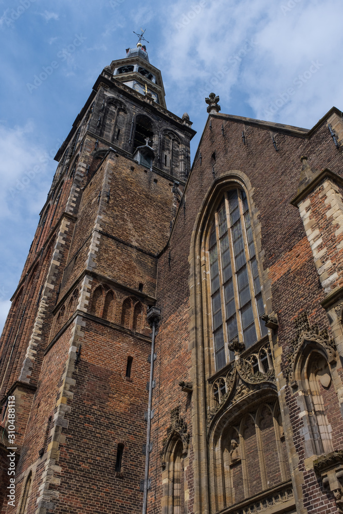 Fassade der St. Jan-Kirche in Gouda/Niederlande
