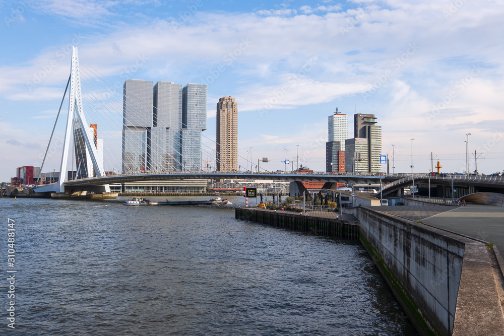 Die berühmte Erasmusbrücke in Rotterdam/Niederlande