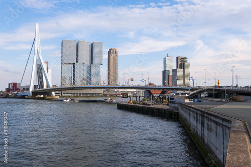 Die berühmte Erasmusbrücke in Rotterdam/Niederlande © fotografci