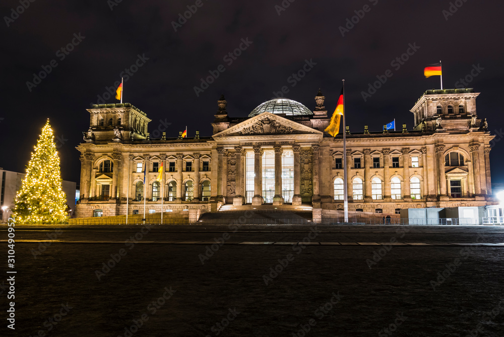 Obraz premium Berlin Reichstag with a Christmas tree, Germany, Christmas time, Christmas lights