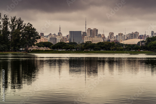 Cidade de São Paulo em tarde chuvosa, com reflexo em lago no Parque do Ibirapuera, São Paulo, Brasil