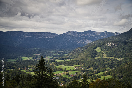 Fototapeta Naklejka Na Ścianę i Meble -  Schönes, weites, grünes Tal vom Berg aus gesehen