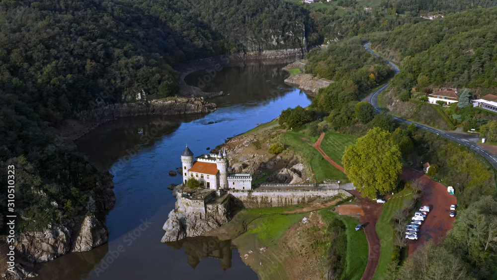 Φωτογραφία Aerial view of The Chateau de La Roche is a beautiful restored castle situated in Saint-Priest-la-Roche in Roanne, France