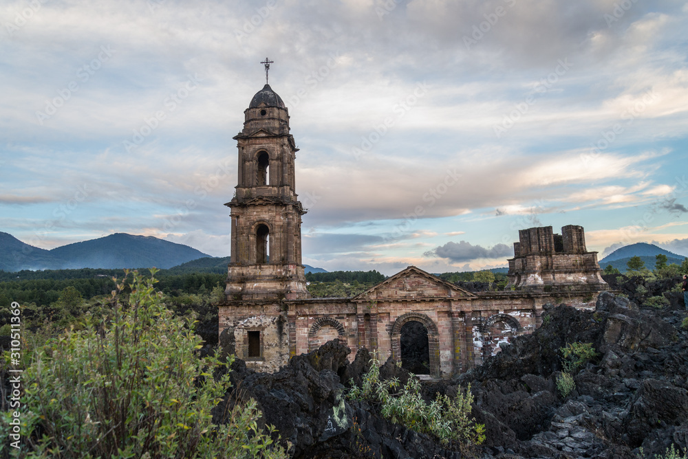 Ruinas del templo de San Juan, cubierto por lava del volcan Paricutin