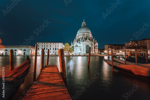 Φωτογραφία Canal Grande and Basilica di Santa Maria della Salute illuminated at dusk night time