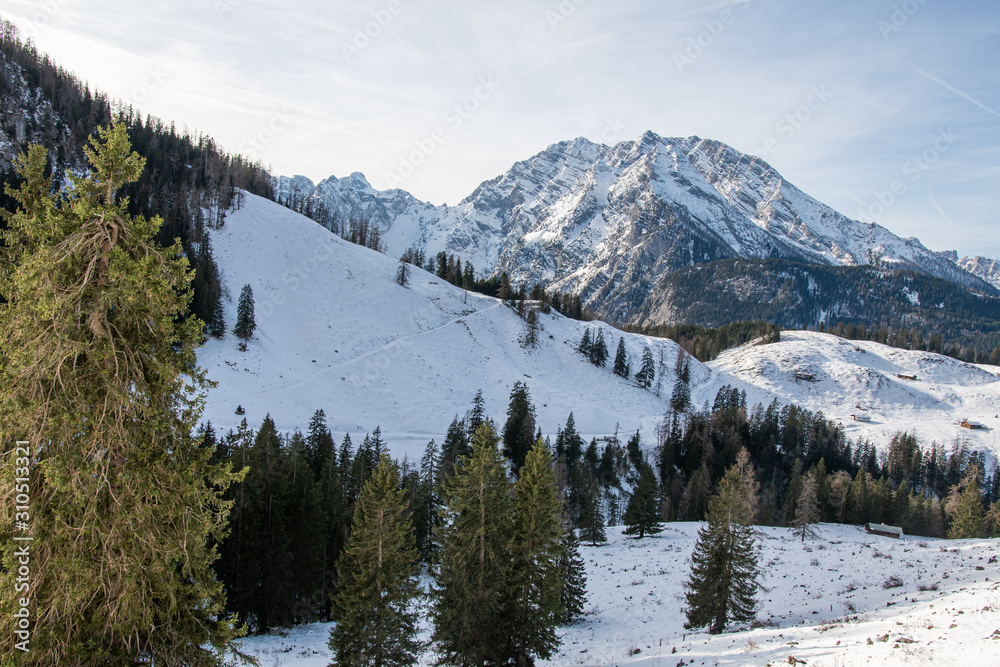 Watzmann in Schnee-Landschaft mit Himmel
