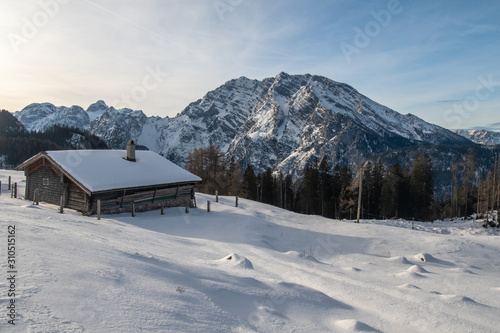 Blick von der Alm auf das Watzmann Massiv in den Alpen im Winter © H. Rambold