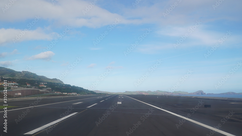 Fototapeta premium Startbahn - Landebahn von einem Flughafen