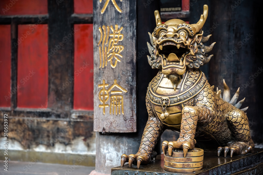Obraz premium Statue of mystical Chinese guardian lion