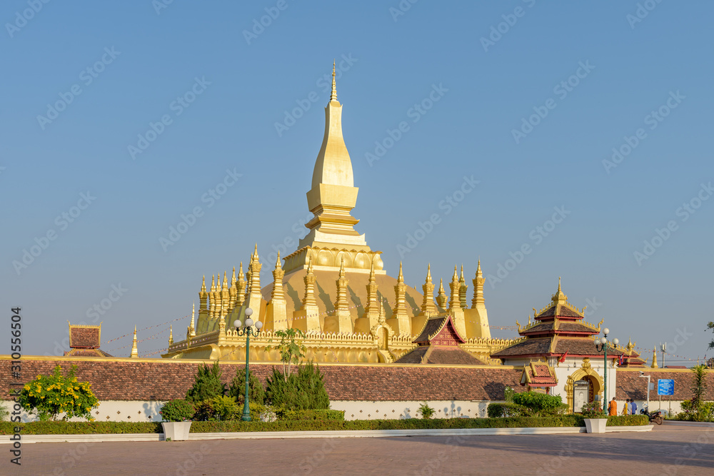 Fototapeta premium VIENTIANE. LAOS - FEBRUARY 2, 2019: Wat Phra That Luang, Vientiane, Laos.