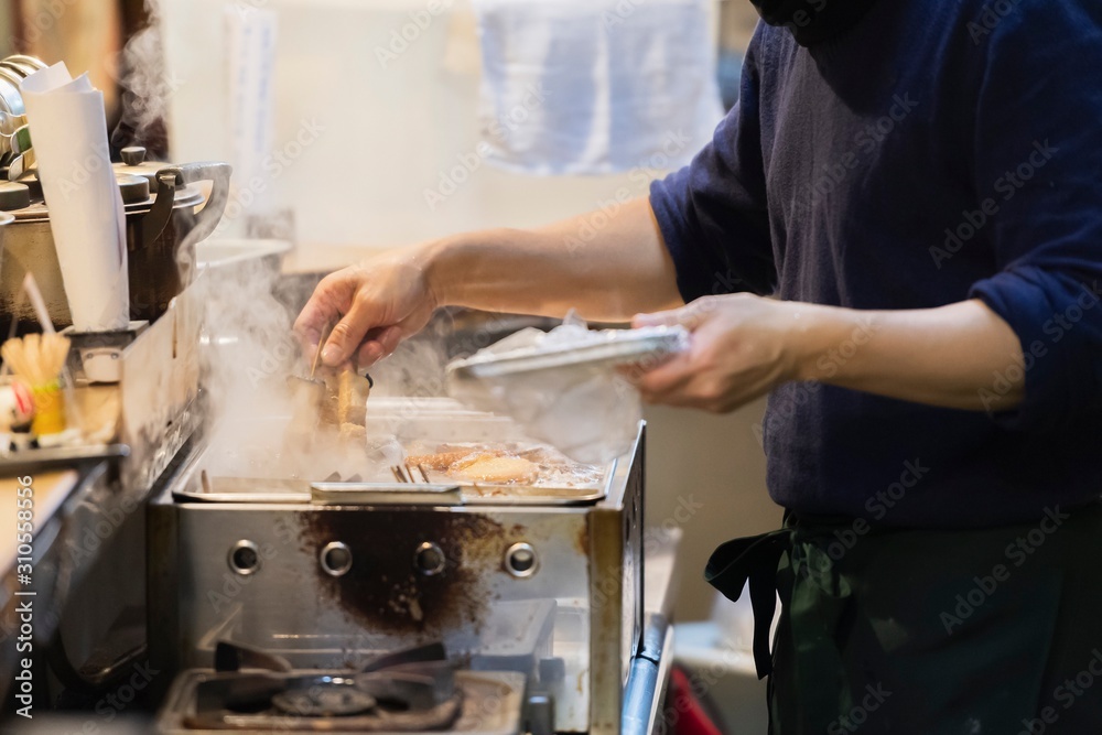 おでんを作る料理人 おでんを作る料理人