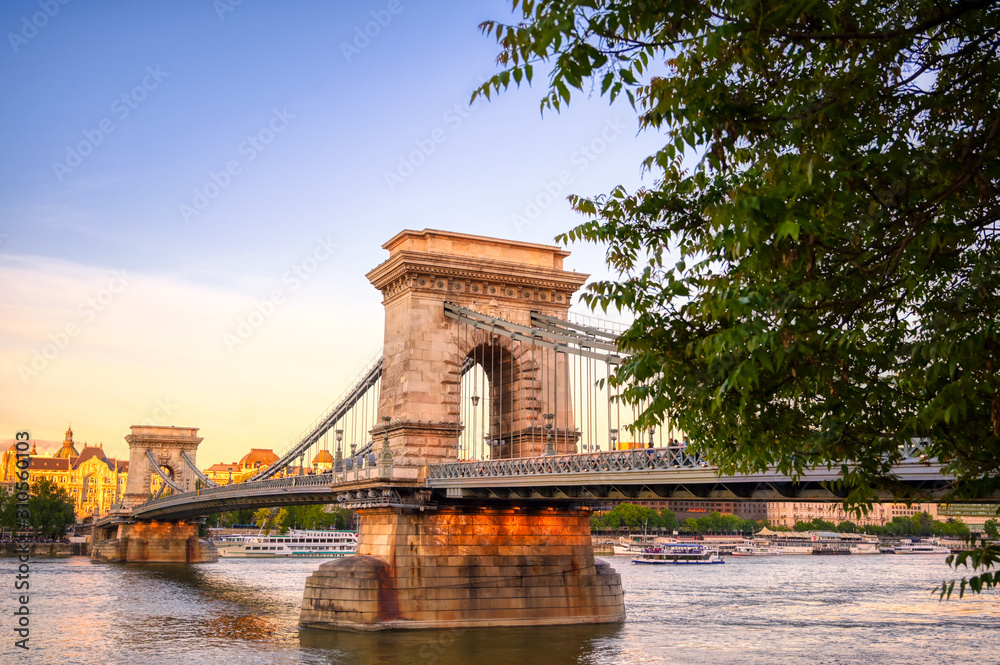 Obraz premium The Chain Bridge across the Danube River in Budapest, Hungary.