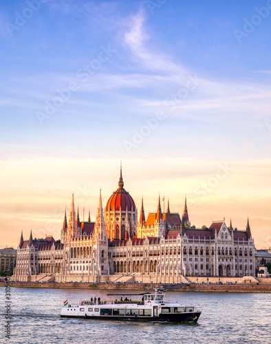 Obraz na płótnie The Hungarian Parliament Building located on the Danube River in Budapest Hungary at sunset. w salonie