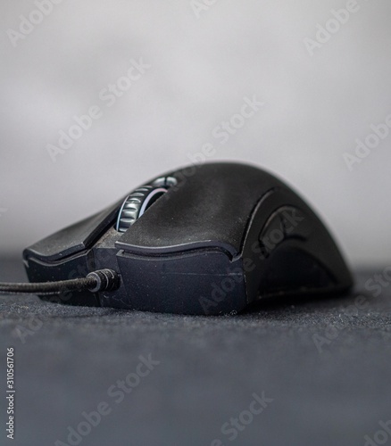 Black mouse that changes color to gamer, or play on computer.
