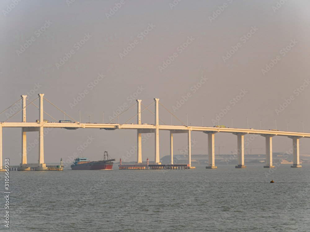 Afternoon exterior view of the Amizade Bridge