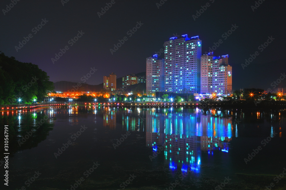 Naklejka premium Piękny widok na mieszkanie w nocy