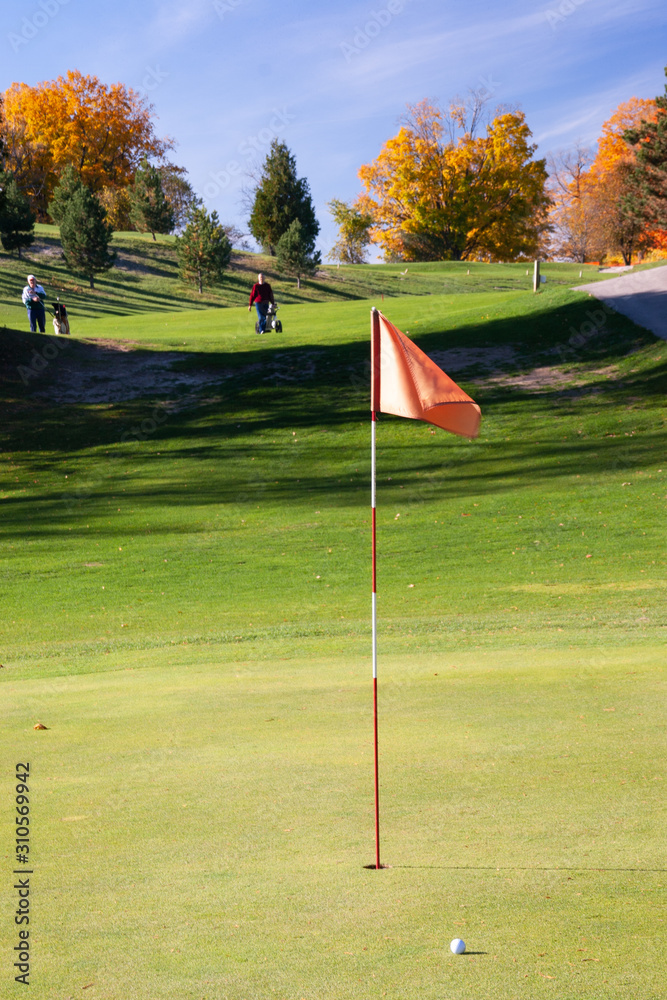 Obraz premium landscape fall foliage at Golf Course flag in hole at front