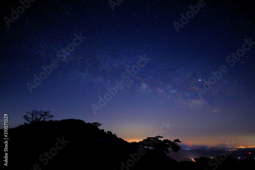 은하수가 보이는 밤 하늘의 아름다운 풍경 © 재봉 황