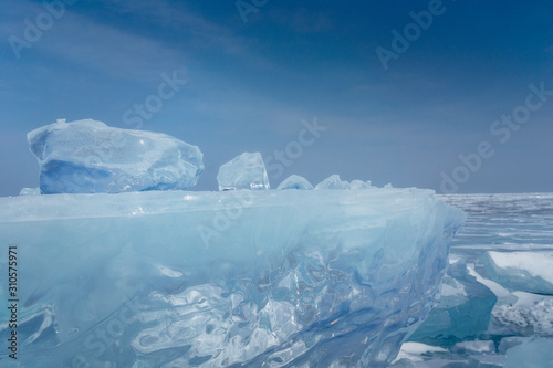 байкальский лед и синее небо