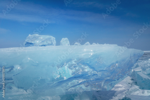 байкальский лед и синее небо © Наталья Лабодина