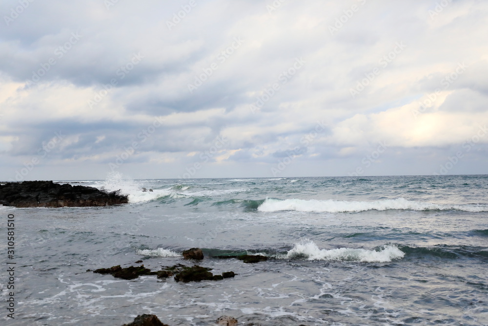 파도치는 바닷가의 아름다운 풍경
