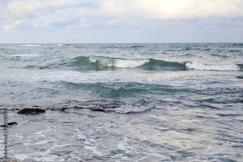 파도치는 바닷가의 아름다운 풍경
