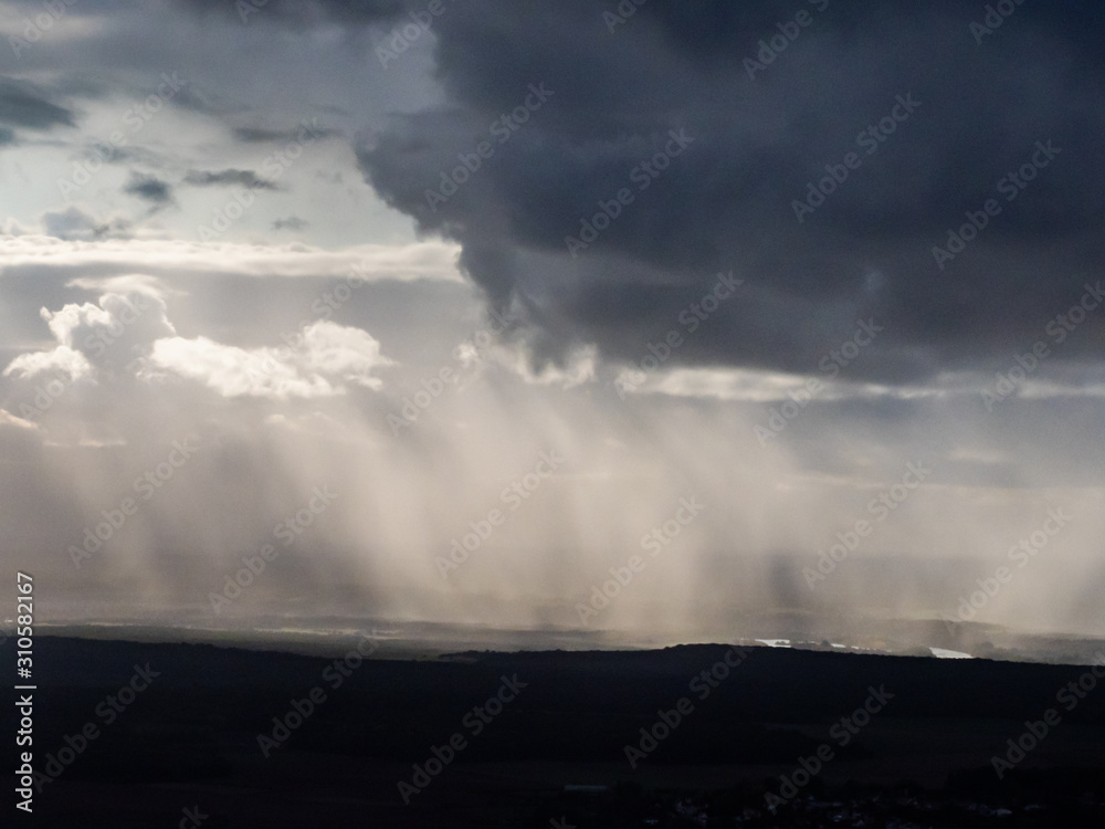 vue aérienne de nuages de pluie dans le Vexin en France