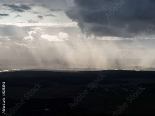 vue aérienne de nuages de pluie dans le Vexin en France