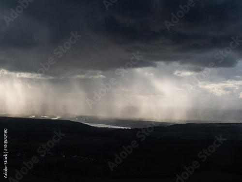 vue aérienne de nuages de pluie dans le Vexin en France