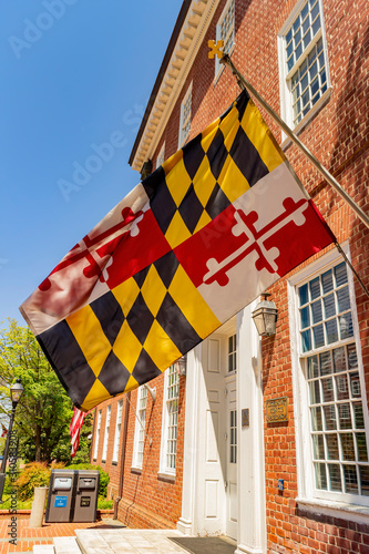 Obraz na płótnie Colorful flags hanging outside the Maryland State House w salonie