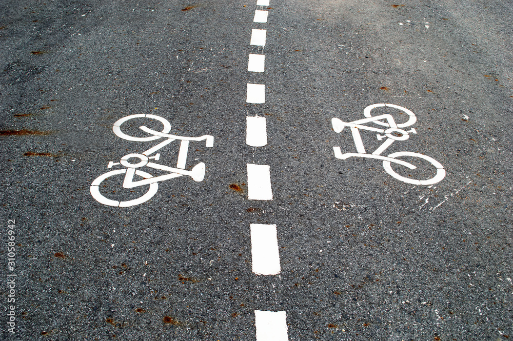 Fototapeta premium white bicycle sign on alphart road